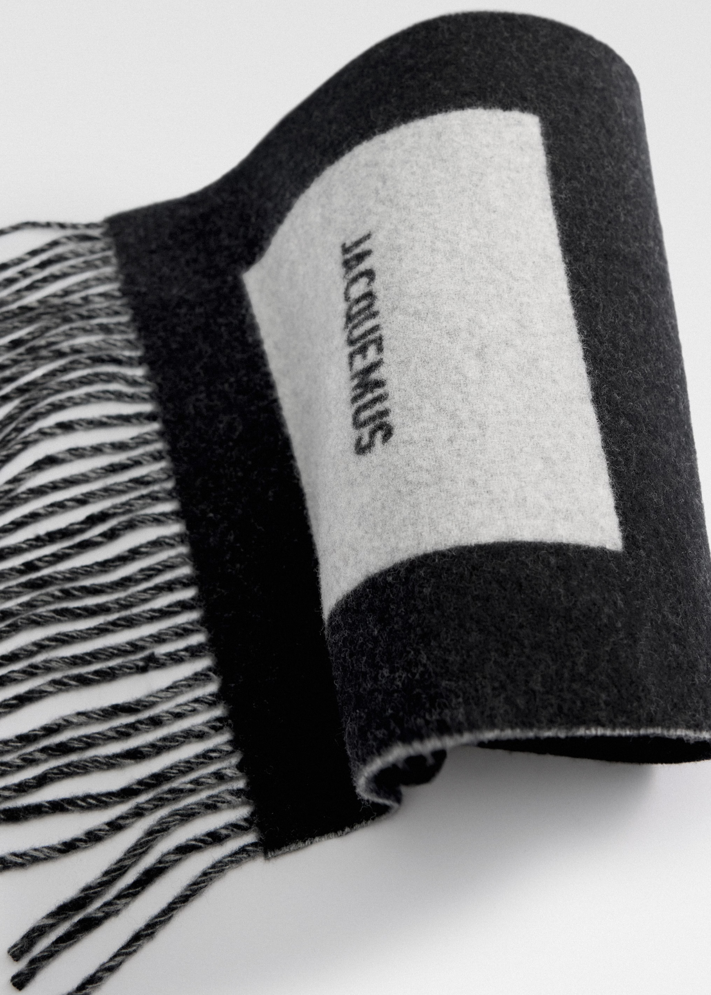 The Rond Carre scarf-Black
